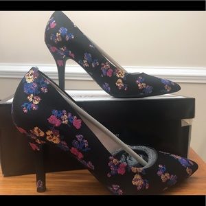 BNWT Nine West Floral Heels